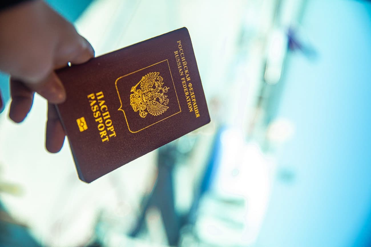 Whether Abhinav Immigration Services offers advice on immigration based on each individual?